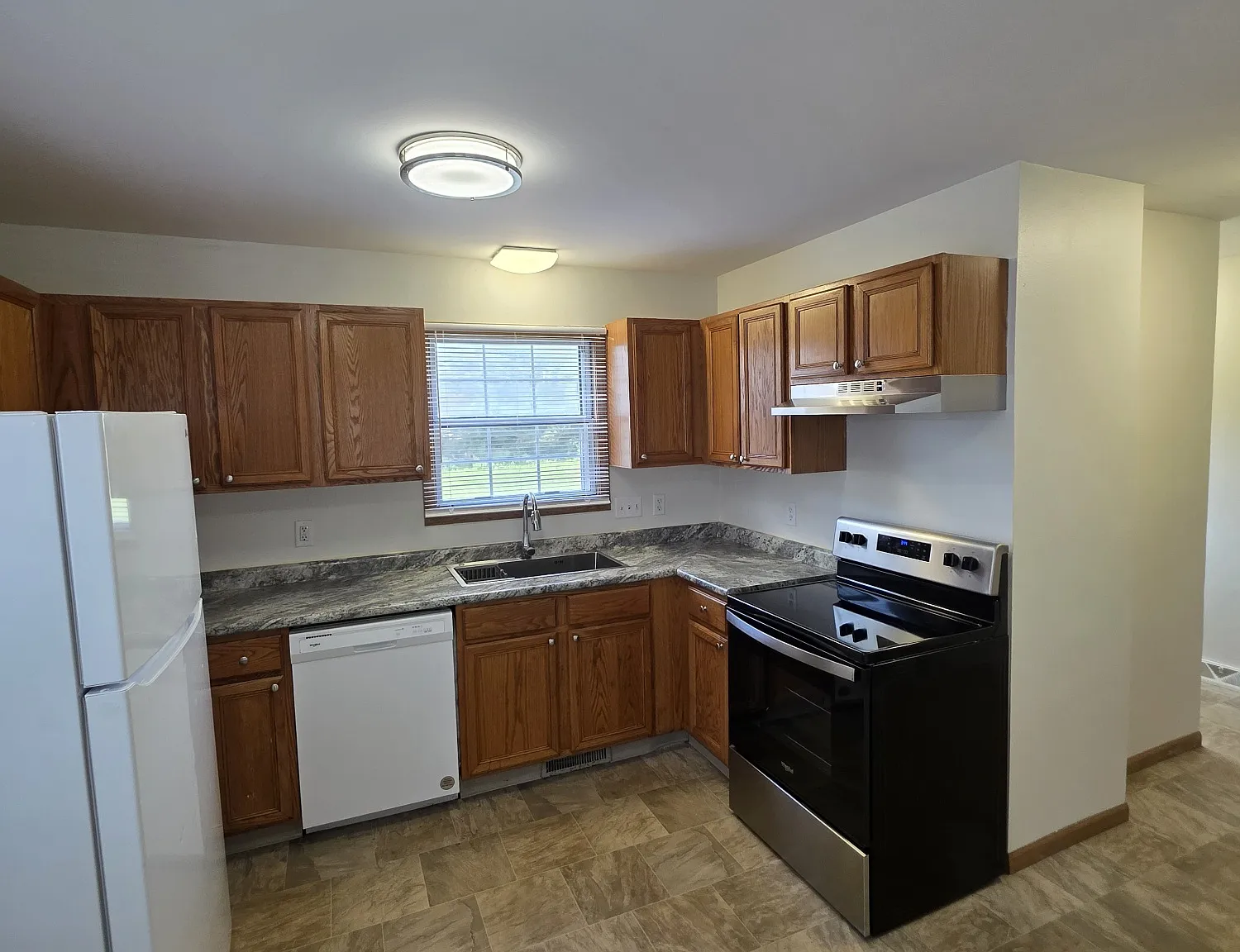 3 bed, 1.5 bath, 1300 sqft, $1,900 — Photo 3