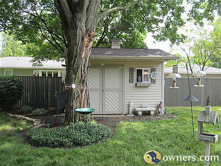 BEACHY GARDEN SHED W/ELECTRIC