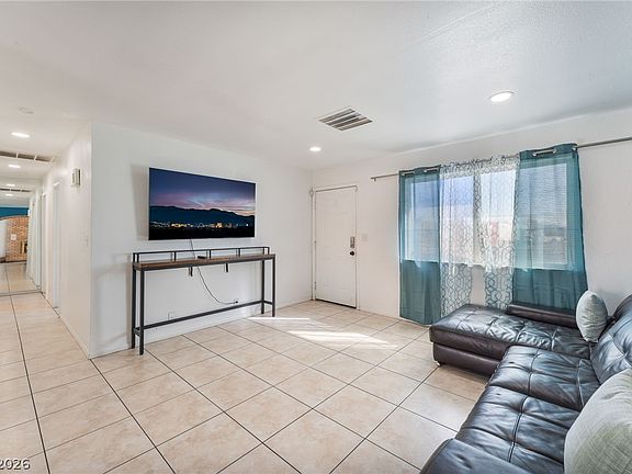 5th image of 417 N Torrey Pines Dr