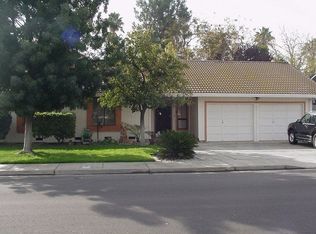 1607 Racquet Club Dr, Los Banos, CA 93635