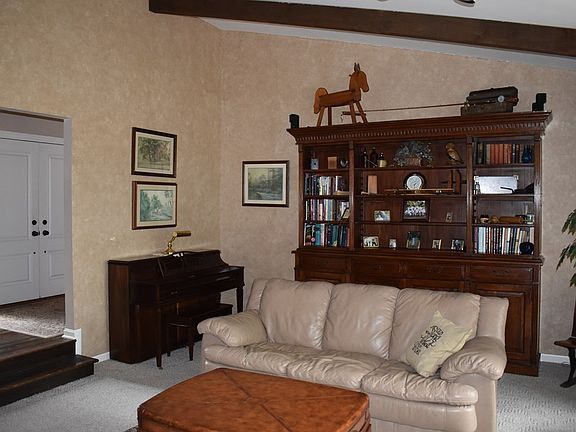 4th image of 2042 Lakeview Dr