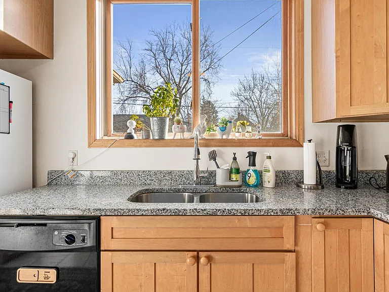 1012 Burgess St — Photo 8