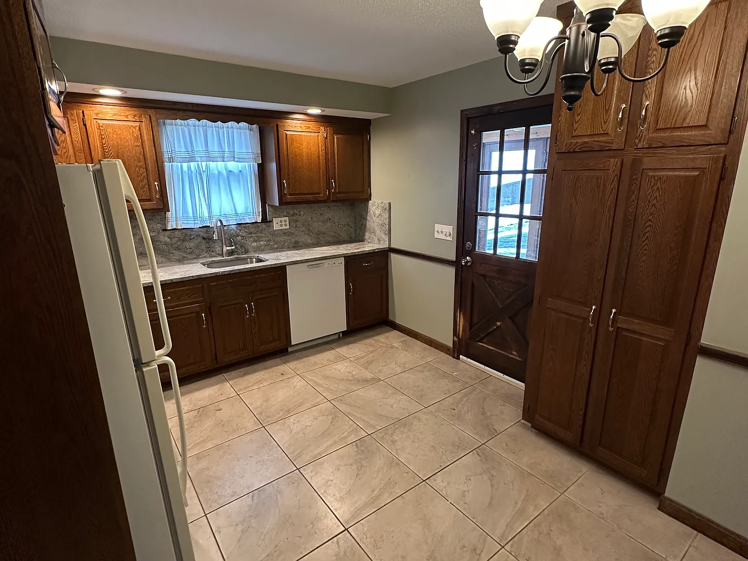 3 bed, 1000 sqft, $1,850 — Photo 2