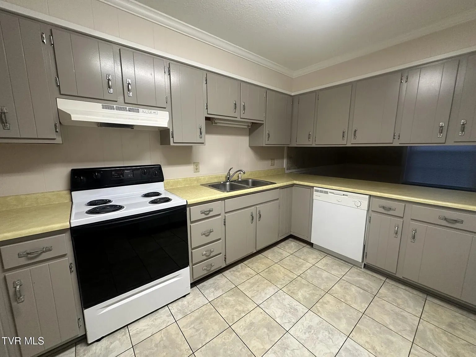 3 bed, 900 sqft, $1,100 — Photo 3