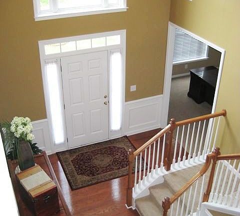 spectacular two-story foyer w/hardwood flloors