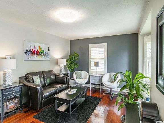 4th image of 2203 E Redondo Ave