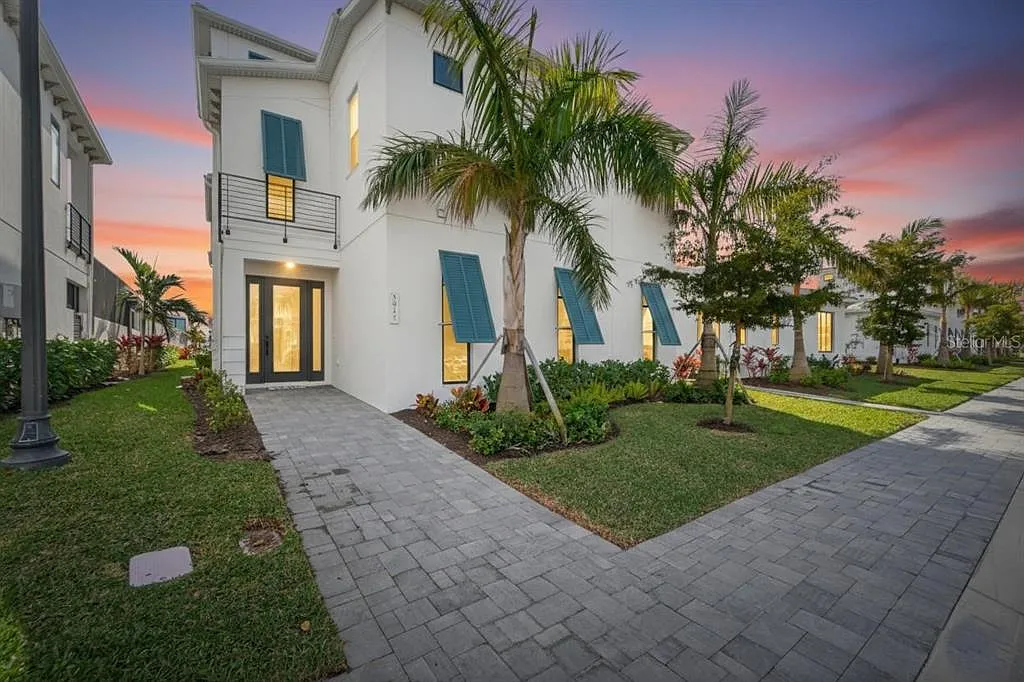 5 bed, 6.0 bath, 4178 sqft, $8,995 — Photo 1