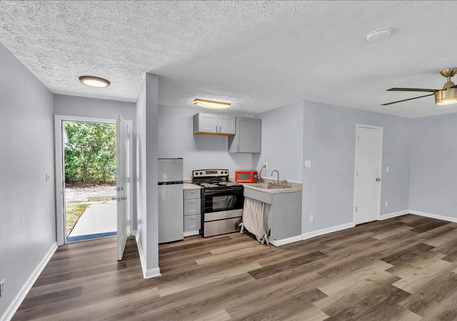 Updated Studio Apartment with Utilities Included Macon, GA — Photo 3