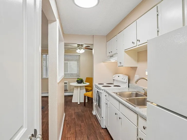 Lorinda Apartments — Photo 20