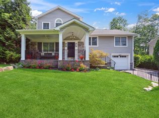 4 Valley Rd, Syosset, NY 11791