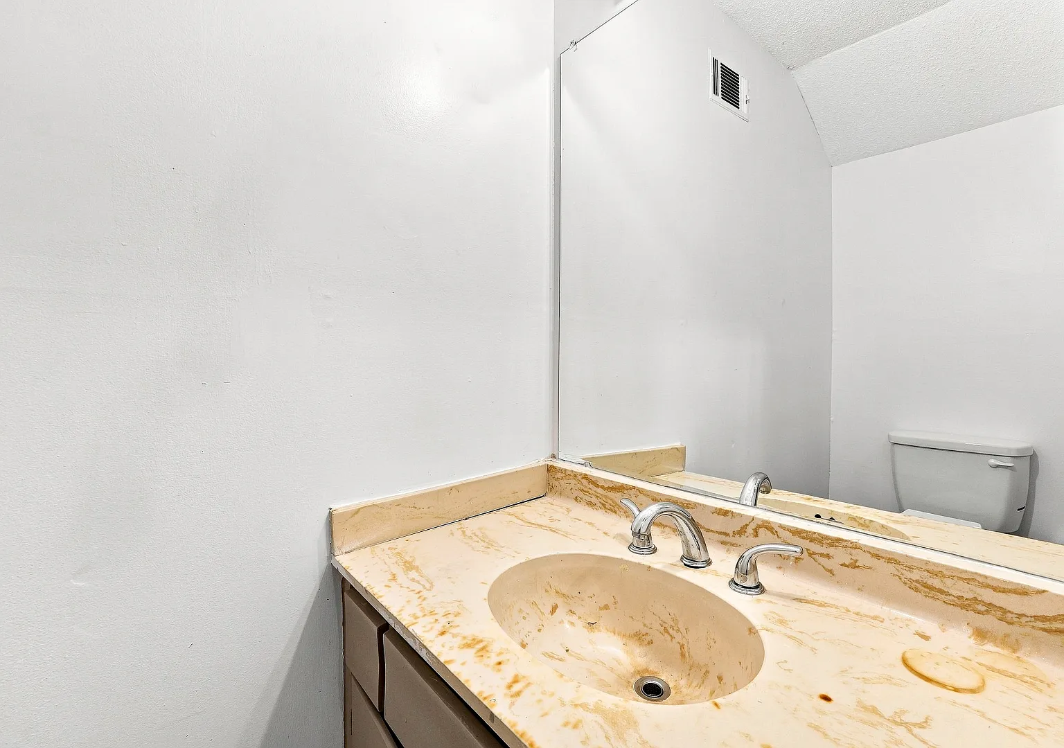 319 Fairington Dr — Photo 2