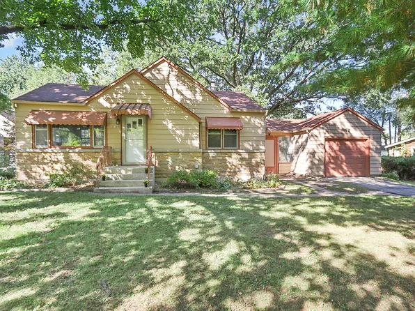 3819 Woodlawn Dr, Island Lake, IL 60042