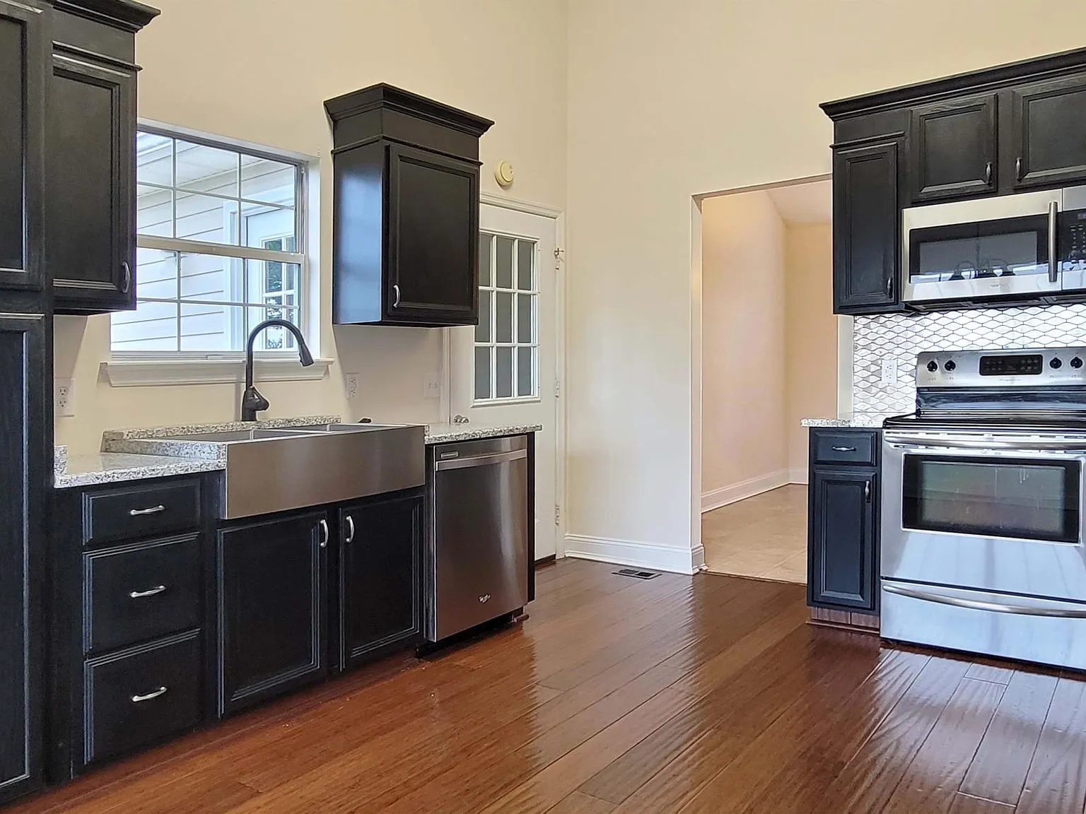 938 Ashley Ln — Photo 4