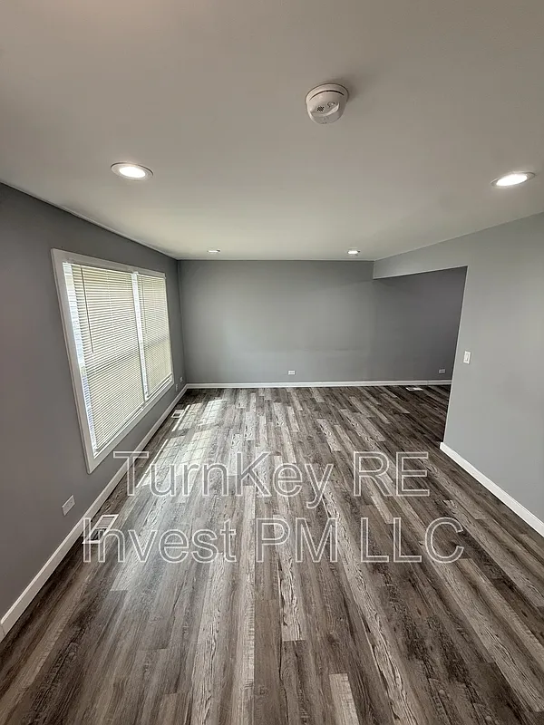 3 bed, 1.5 bath, 1000 sqft, $2,095 — Photo 2