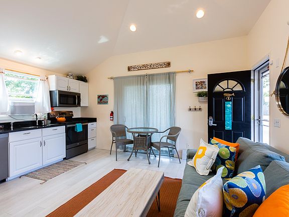 4th image of 953 Commercial St #5