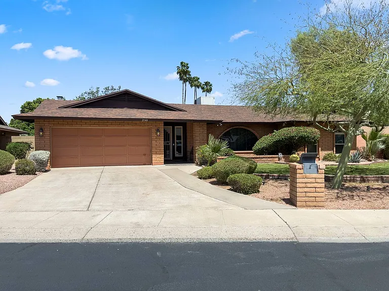 2146 E Manhatton Dr — Photo 1