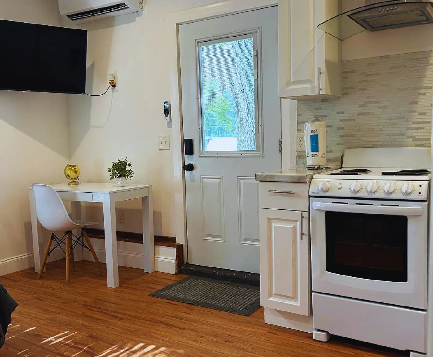 Studio, $990 — Photo 4