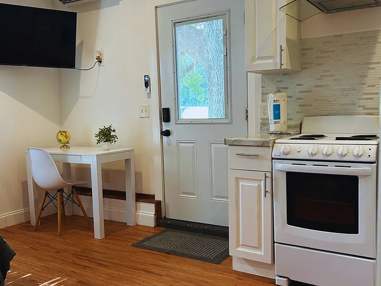 Studio with Smart TV and a fully equipped kitchen with range hood.
