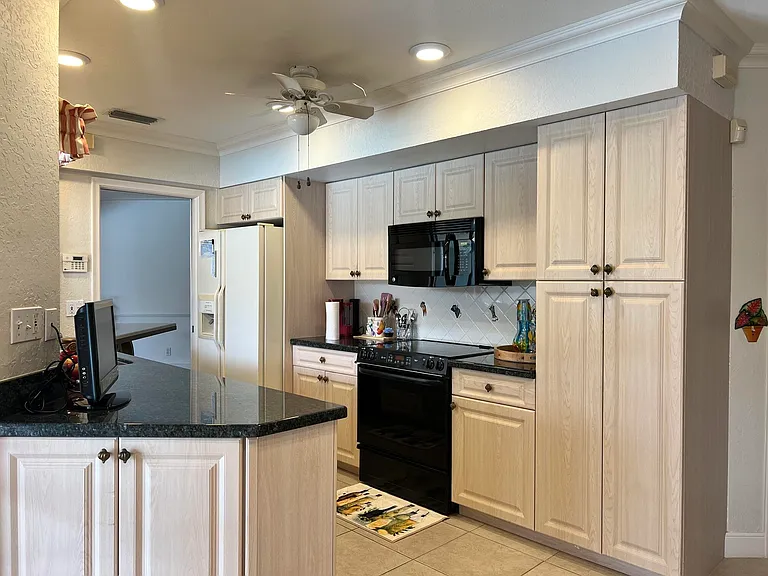 3920 NE 27th Ave — Photo 12
