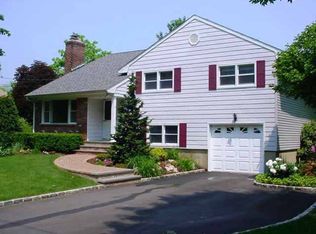 15 Rupert Pl, Melville, NY 11747