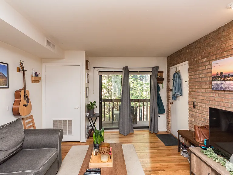 803 W Oakdale Ave #2 — Photo 3