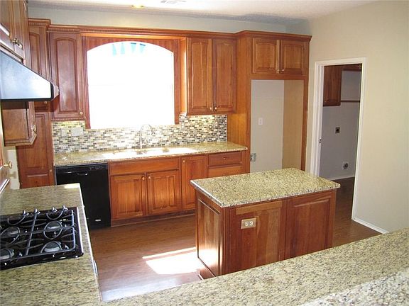 3rd image of 3817 Rolling Hills Dr