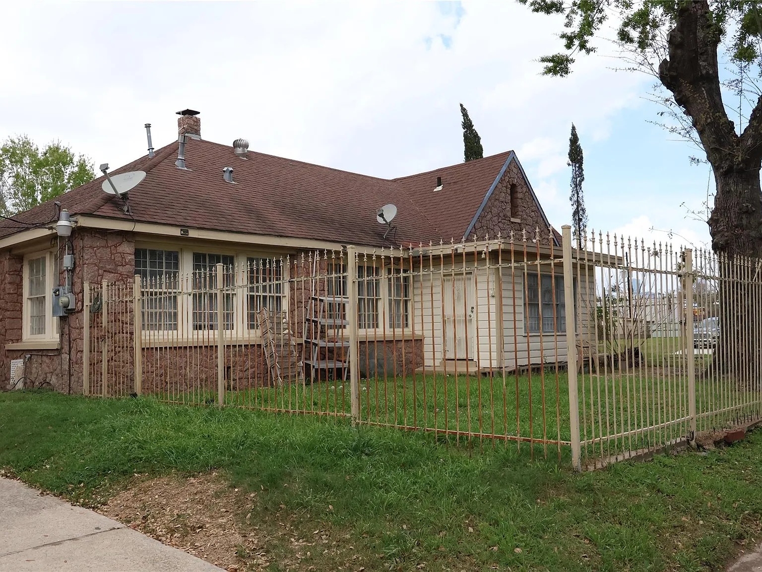 3 bed, 1.0 bath, 1775 sqft, $2,800 — Photo 2