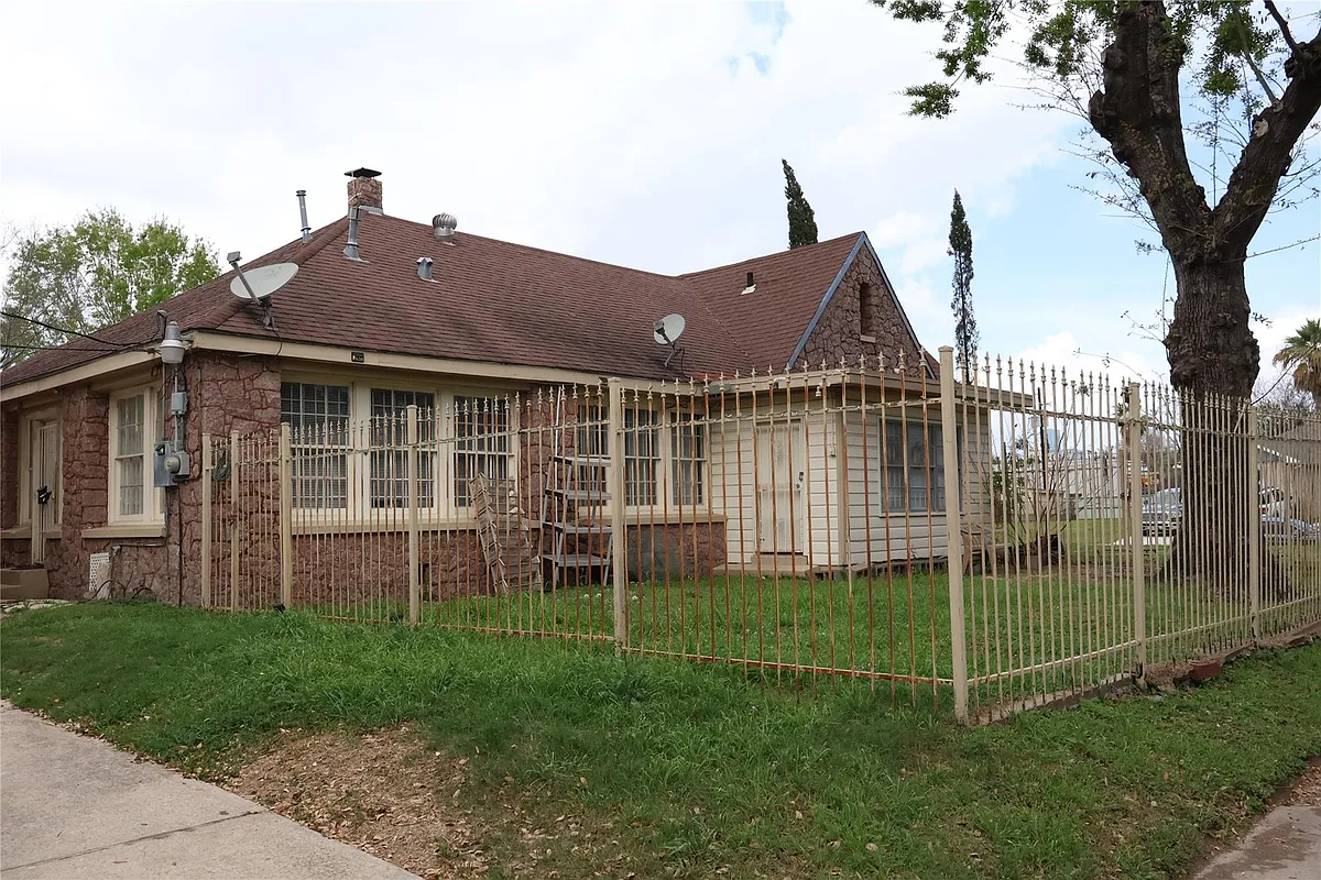 Building Photo - 2322 Oakdale St