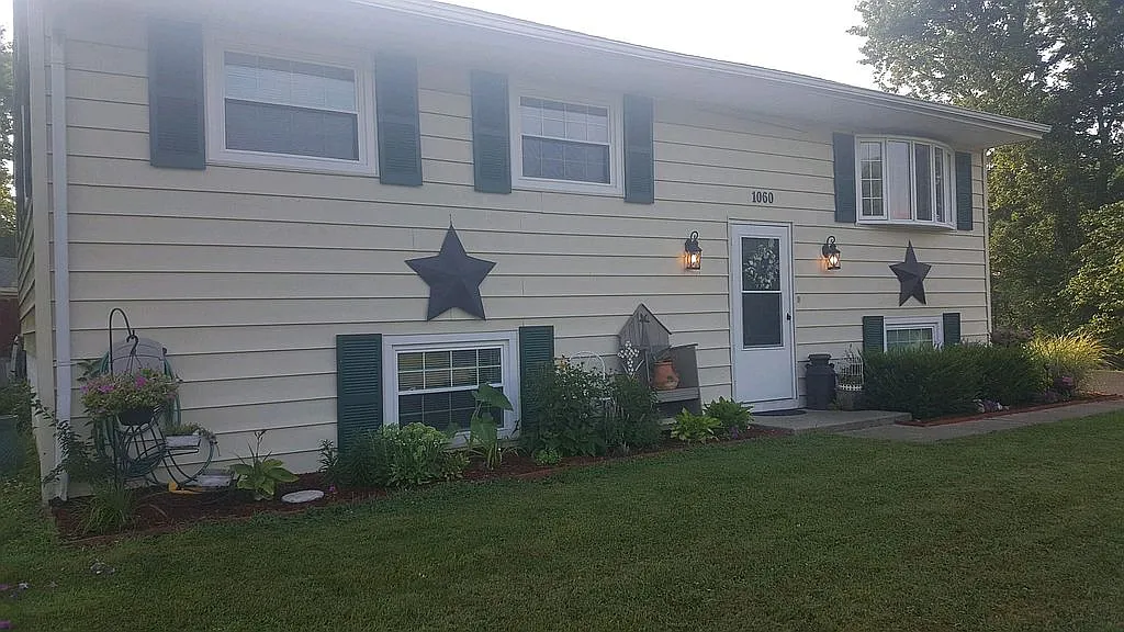 1060 Sheri Ln photo 1