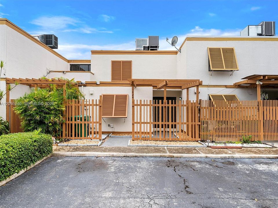 1st image of 1424 SW 131st Place Cir E