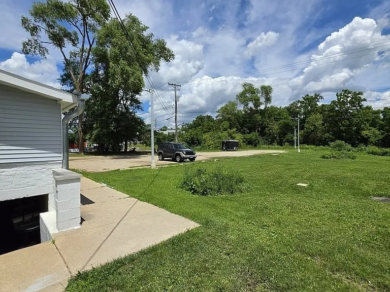 5612 S Illinois Rte #31-E — Photo 8