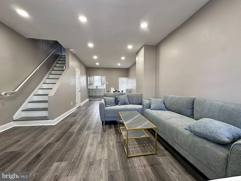 136 W Clarkson Ave