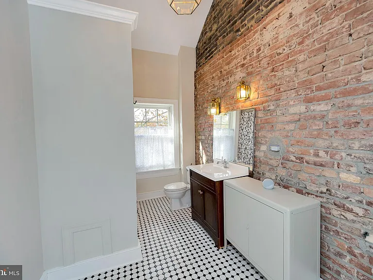 305 Prince Edward St — Photo 35