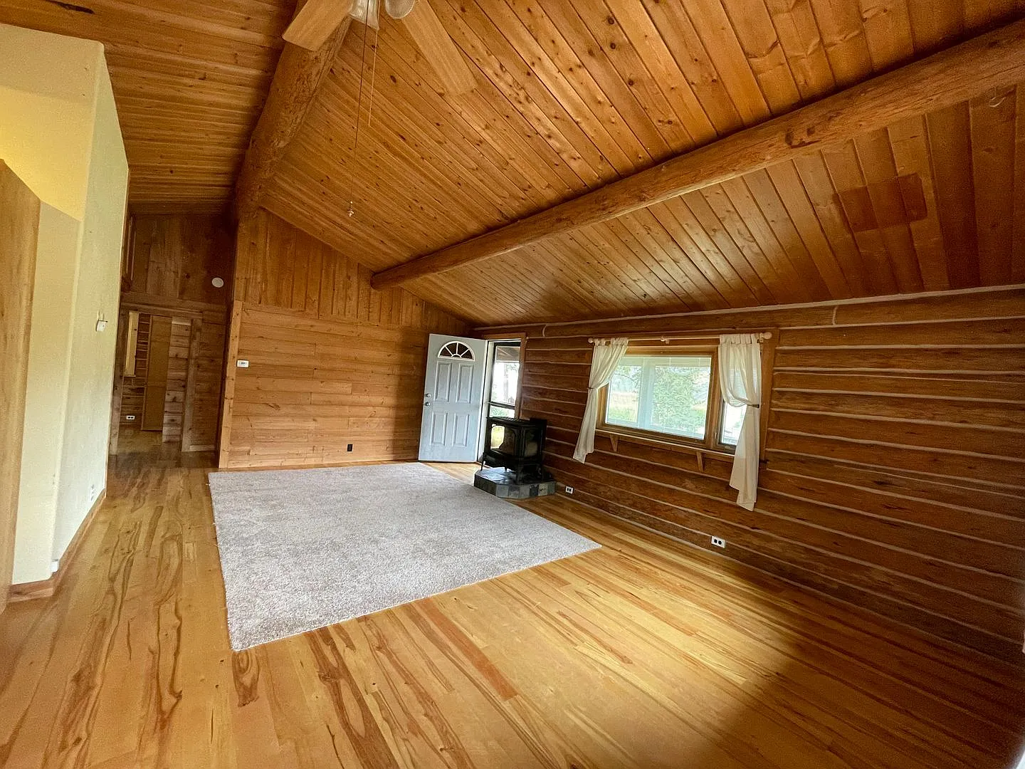 Charming 2-Bedroom Log Cabin in Scenic Kila, Montana — Photo 4