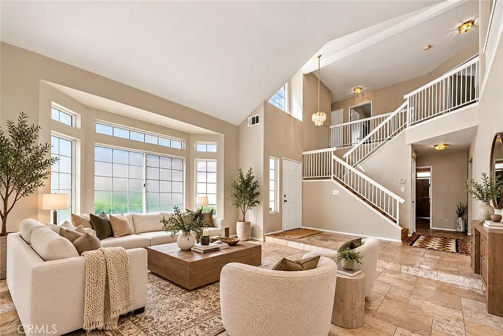 5 bed, 2302 sqft, $4,800 — Photo 2