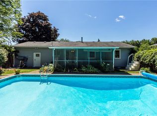 10 Holiday Ln, Canandaigua, NY 14424