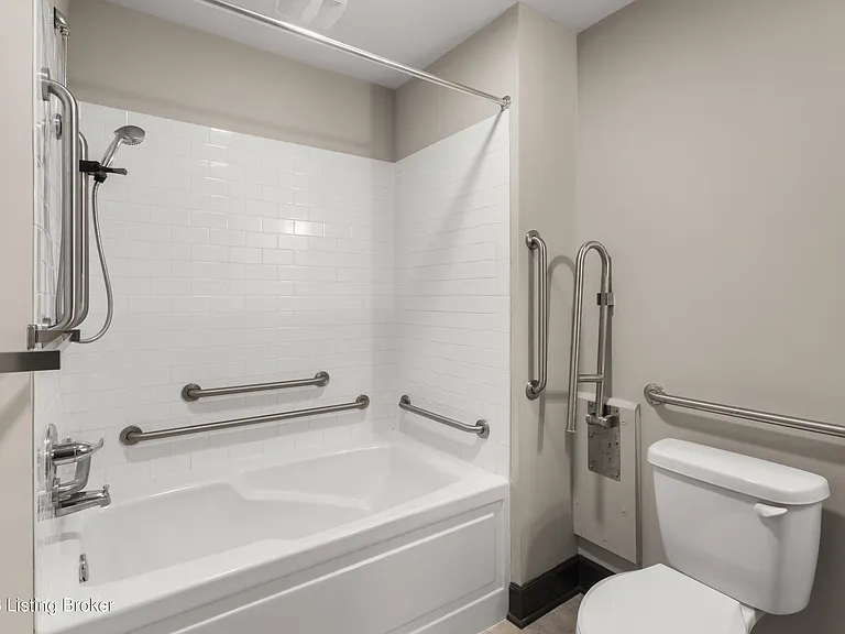 601 E Main St — Photo 3
