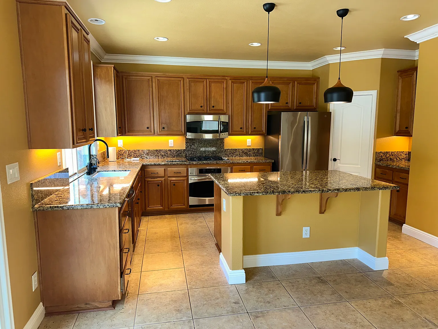 4 bed, 2.5 bath, 2277 sqft, $5,800 — Photo 4