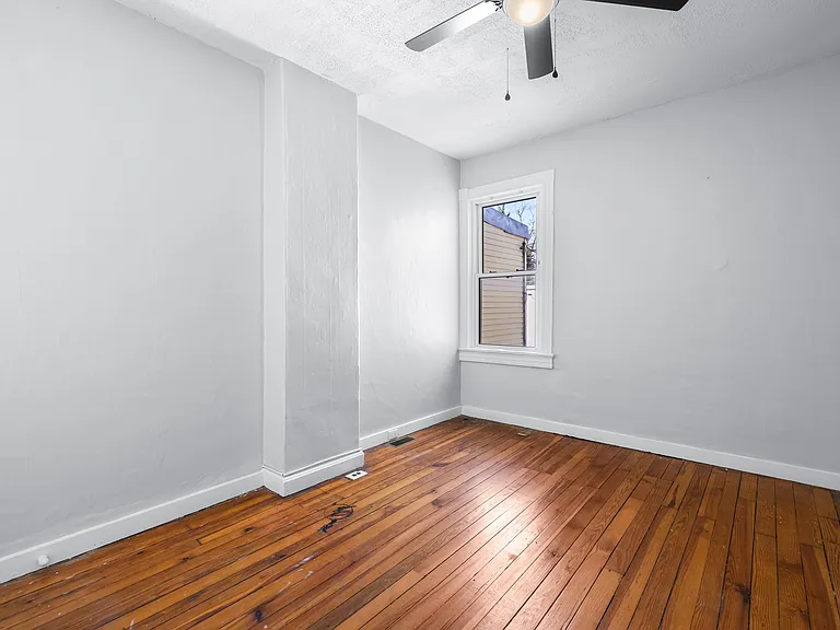 450 W 23rd St — Photo 18