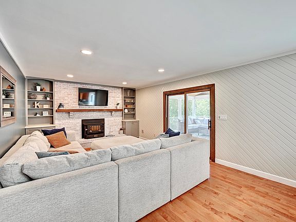 3rd image of 3169 Royal Windsor Dr