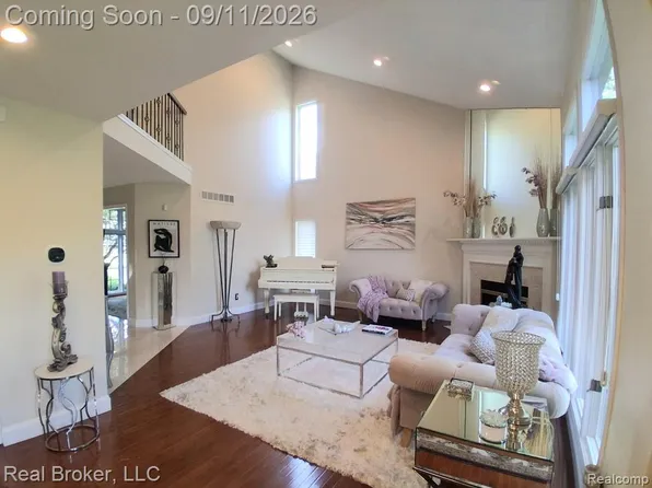 37814 Avon Ln, Farmington, MI 48331