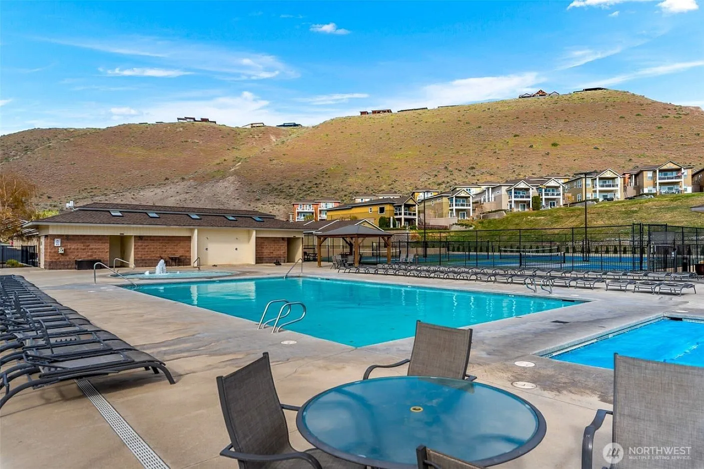 2 bed, 1637 sqft, $2,700 — Photo 3