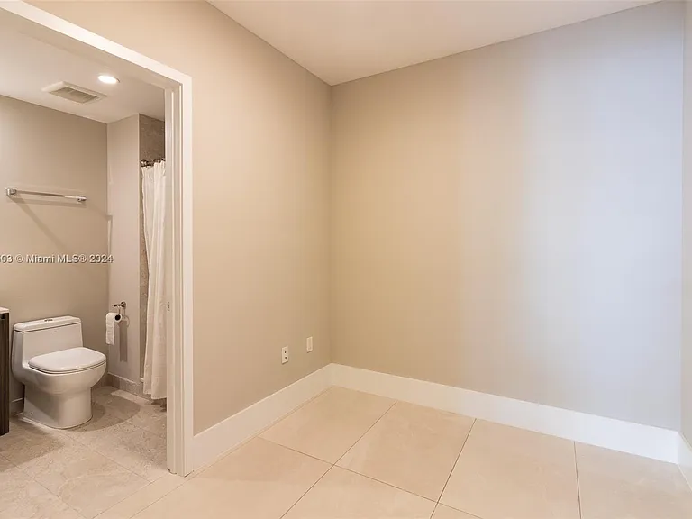 488 NE 18th St #311 — Photo 21