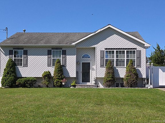 3rd image of 906 Bayview Avenue
