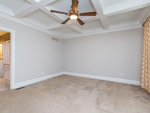 5th image of 921 Village Green Ave