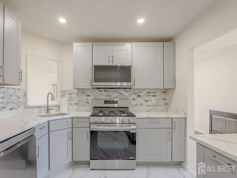 26 Farnham Sq — Photo 17