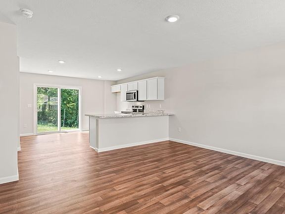 4th image of 208 River Heights Dr
