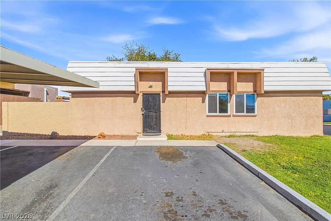 3 bed, 2.0 bath, 1012 sqft, $2,000 — Photo 2