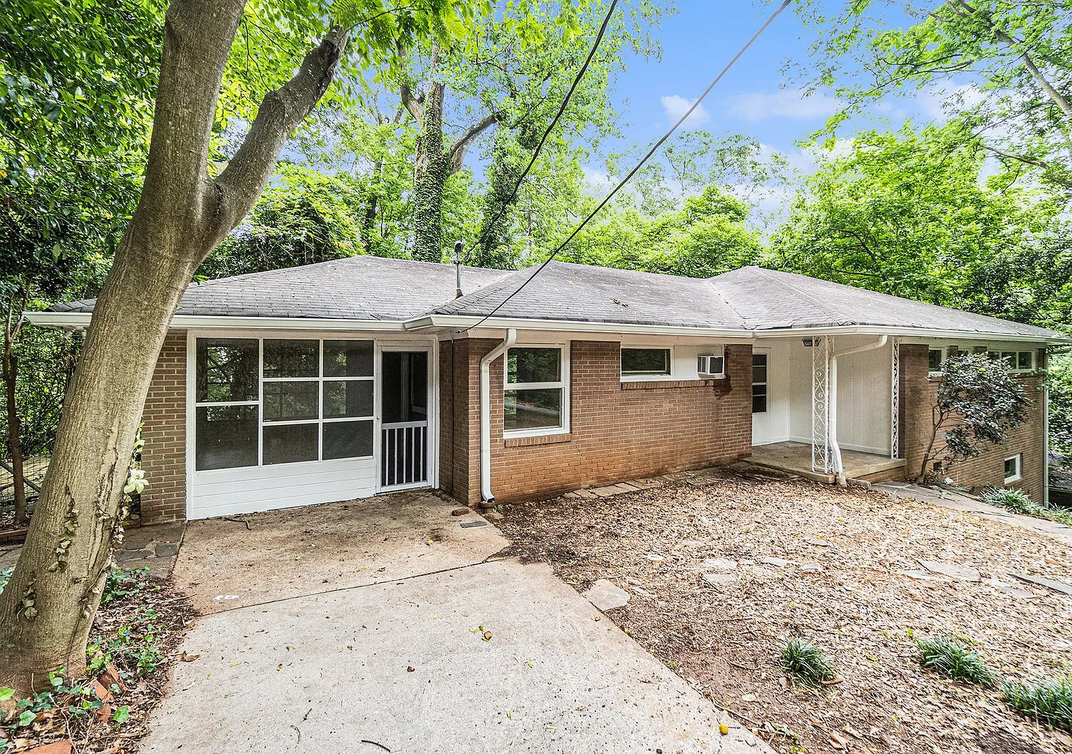 3 Bedroom 2 Bath House Centrally Located Within Emory University — Photo 2