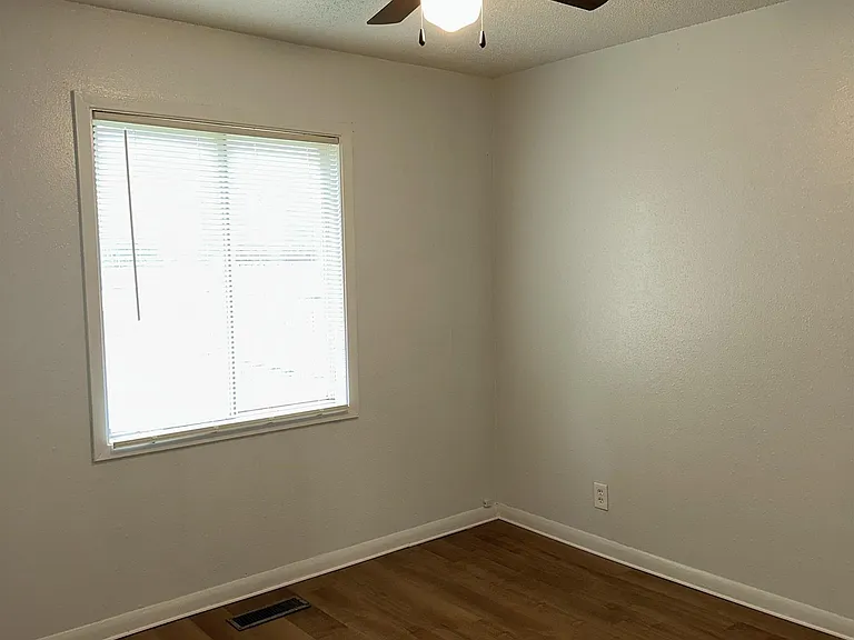 1052 N Lincoln St — Photo 20